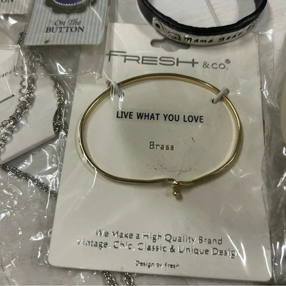 Lot of 23 pieces of Boutique Jewelry, necklaces, bracelets, charms, costume ring - Picture 11 of 13